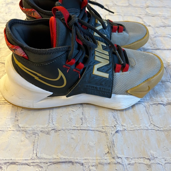 NIKE FUTURE COURT BLACK/RED/GOLD YOUTH SIZE 5 BASKETBALL SHOES FROM (2020) - Picture 7 of 9
